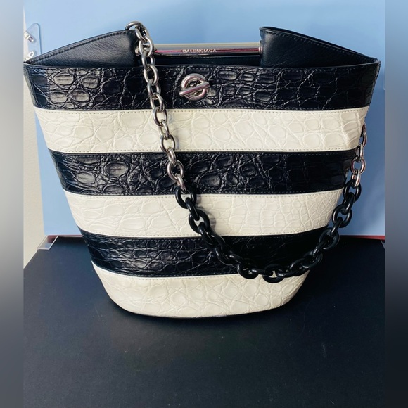 BALENCIAGA NEW BLACK/WHITE STRIPED EXOTIC SKIN LEATHER MAXI BUCKET TOTE BAG AUTH - Picture 3 of 17